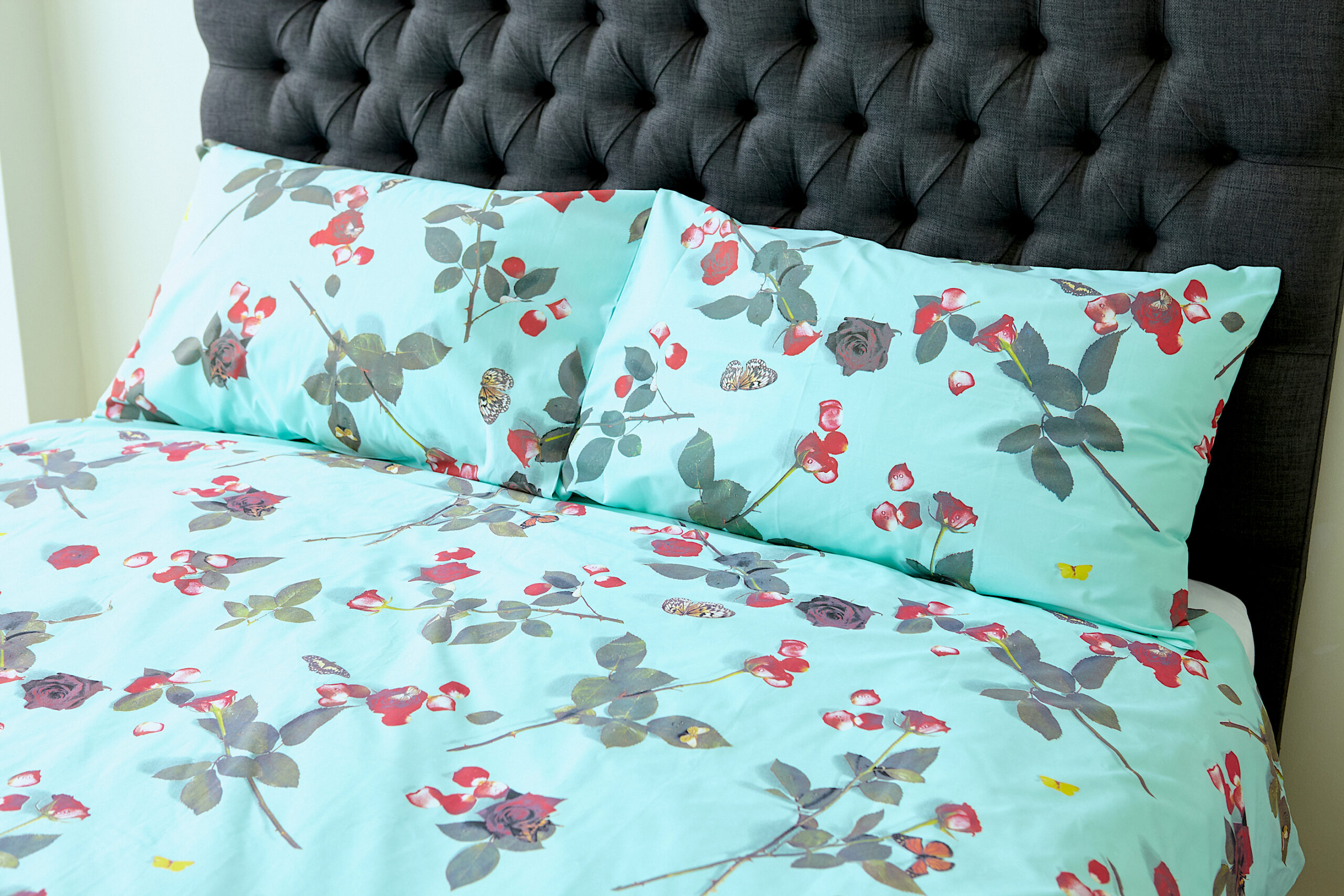 ‘Bed Of Roses’ – Turquoise Pillowcase